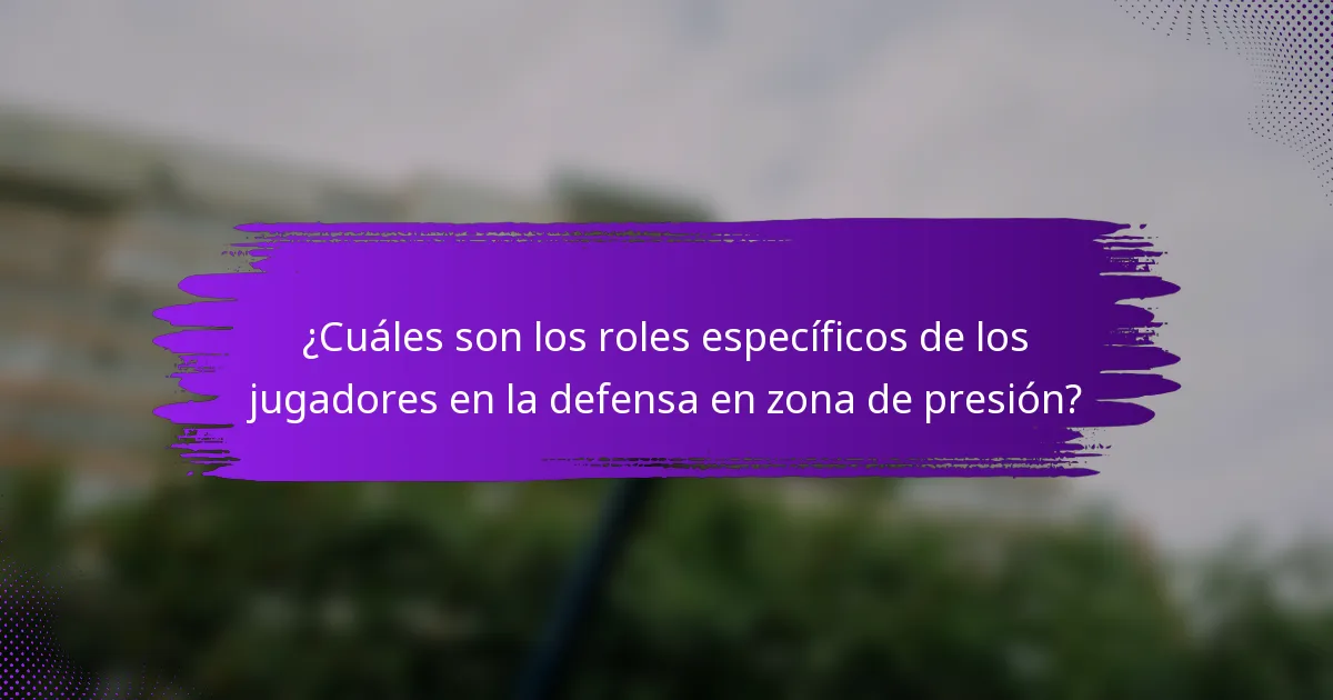 ¿Cuáles son los roles específicos de los jugadores en la defensa en zona de presión?